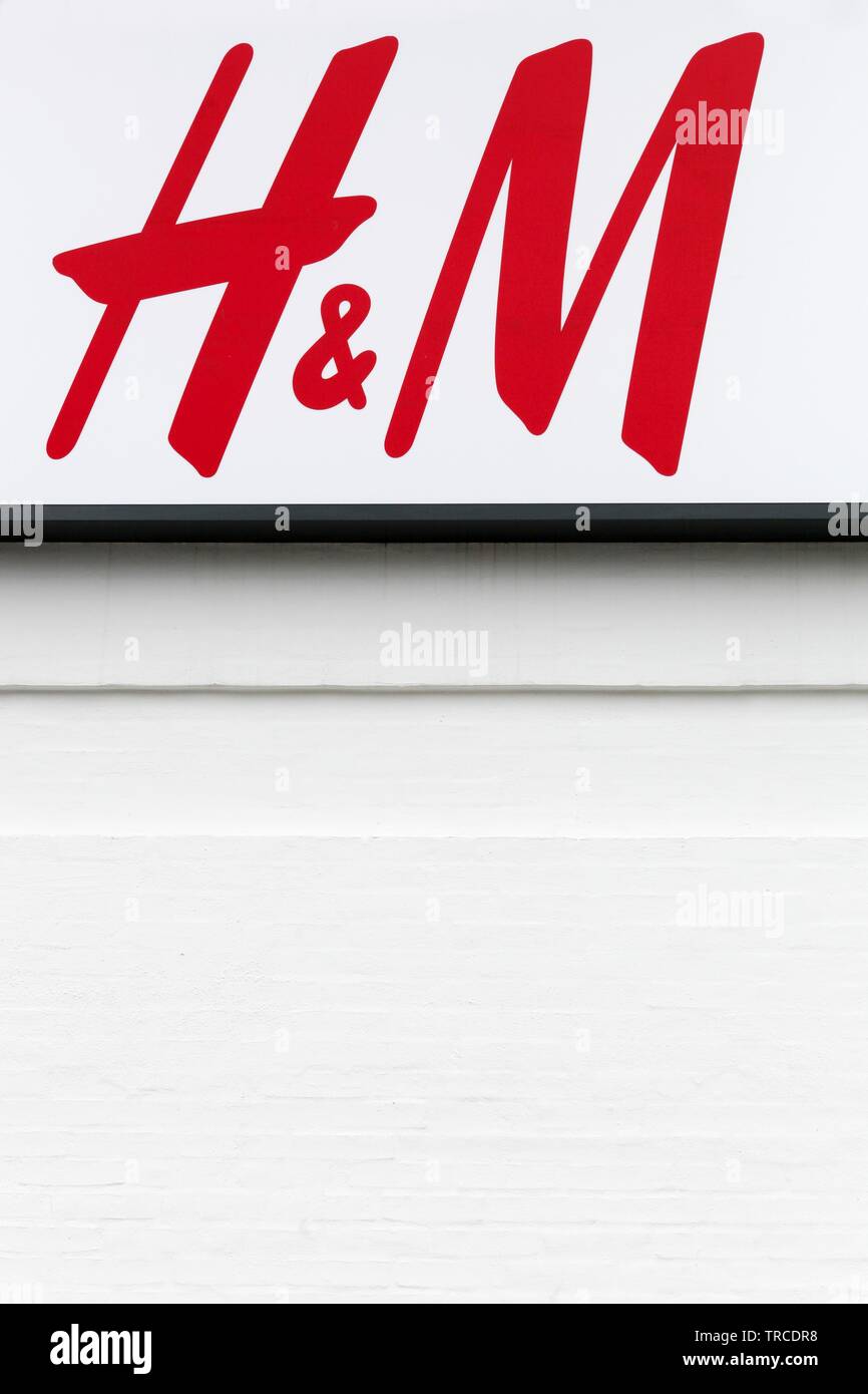 Hjorring, Dänemark - Juni 28, 2015: H&M Logo auf einer Fassade. H&M ist ein schwedischen multinationalen Einzelhandels Kleidung Firma Stockfoto