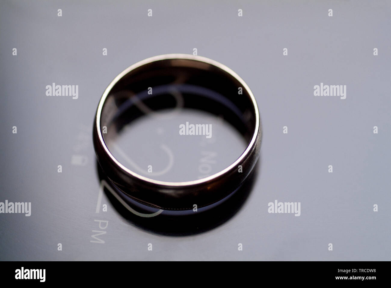Die VERLOBTEN einen Verlobungsring auf einem Handy Anzeige von Uhrzeit und Datum sitzt. Stockfoto