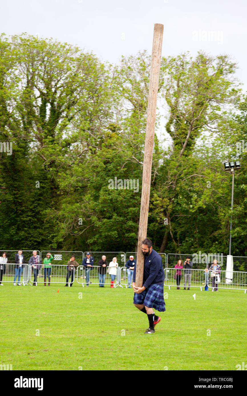 Mann warf Caber am Helensburgh und Lomond Highland Games, Argyll, Schottland Stockfoto