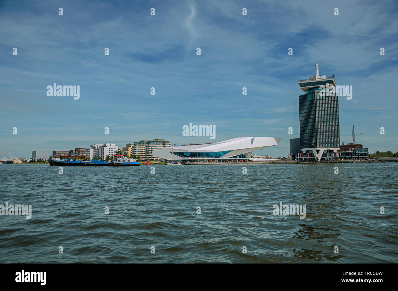 Schiff und moderne Gebäude an den Ufern des Kanals Buiten-Ij in Amsterdam. Stadt mit riesigen kulturelle Aktivität, Kanäle und Brücken in den Niederlanden. Stockfoto