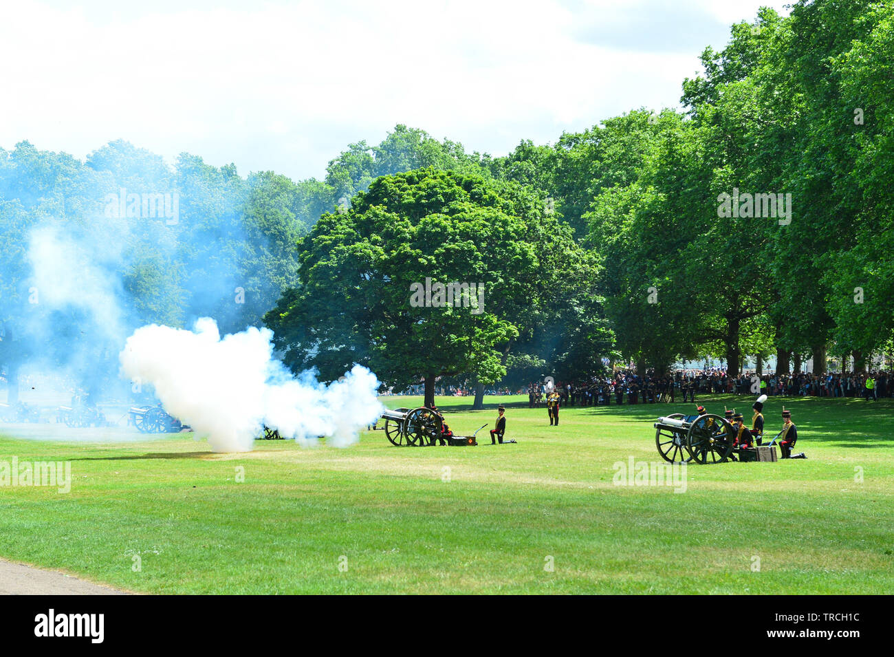 London, Großbritannien. 3 thJune, 2019. Doppelzimmer mit Gewehren. Der King's Troop, Royal Horse artillery Fire 82 Zeit im Green Park, London Credit: Quan Van/Alamy Live Neue Stockfoto