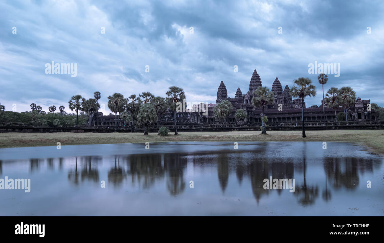 Eine mystische Schoß der Reflexion von Angkor Wat im See in der Dämmerung mit einem bewölkten Himmel, was eine dynamische und Depressionen Gefühl. (Siem Reap, Kambodscha). Stockfoto