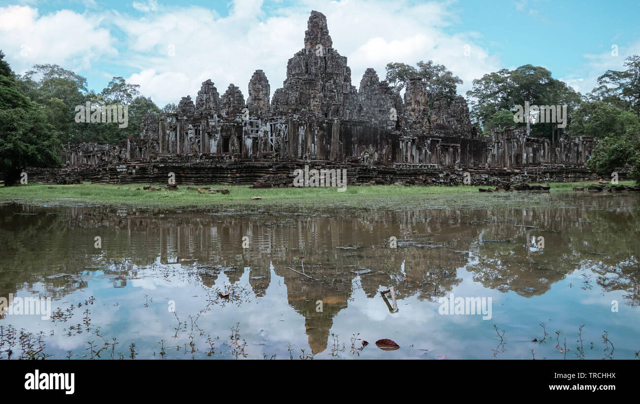 In der breiten Ansicht von Bayon Tempel mit den schönen steinernen Tempel Türme und ihre Reflexion in Pool von Wasser (Angkor Wat, Siem Reap, Kambodscha). Stockfoto