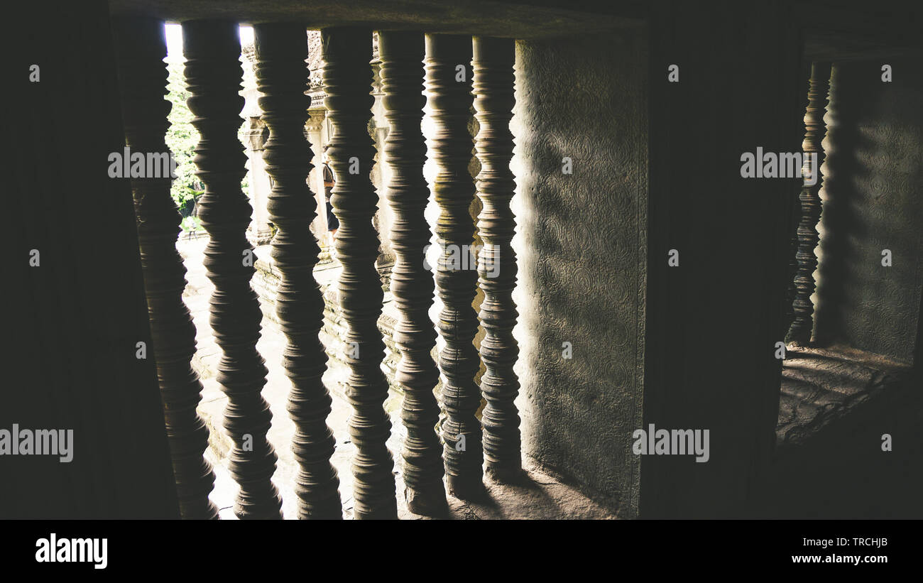 Nahaufnahme der Zaun mit Lichtern Streaming durch - aus Stein Spalten, einem kontrastierenden Muster in Angkor Wat, Siem Reap, Kambodscha. Stockfoto