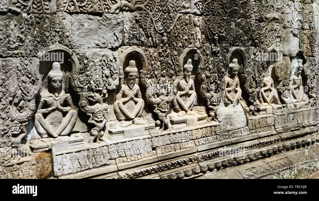 Eine Reihe von ruiniert Stone Carving Skulpturen an der Wand in einer der alten Tempeln von Angkor Thom. (Angkor Wat, UNESCO-Weltkulturerbe, Siem Reap, Cambo Stockfoto