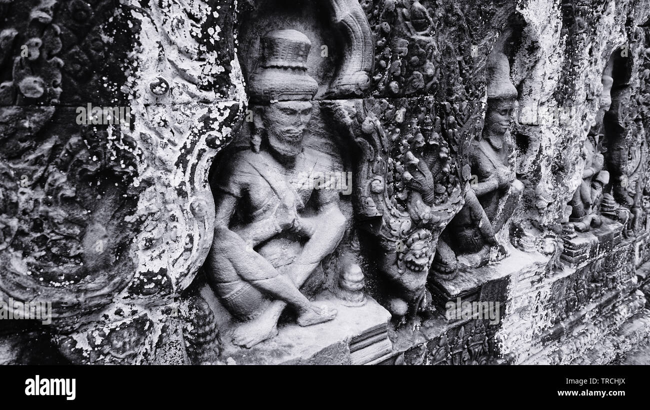 Eine Reihe von ruiniert Stone Carving Skulpturen an der Wand in einer der alten Tempeln von Angkor Thom. (Angkor Wat, UNESCO-Weltkulturerbe, Siem Reap, Cambo Stockfoto