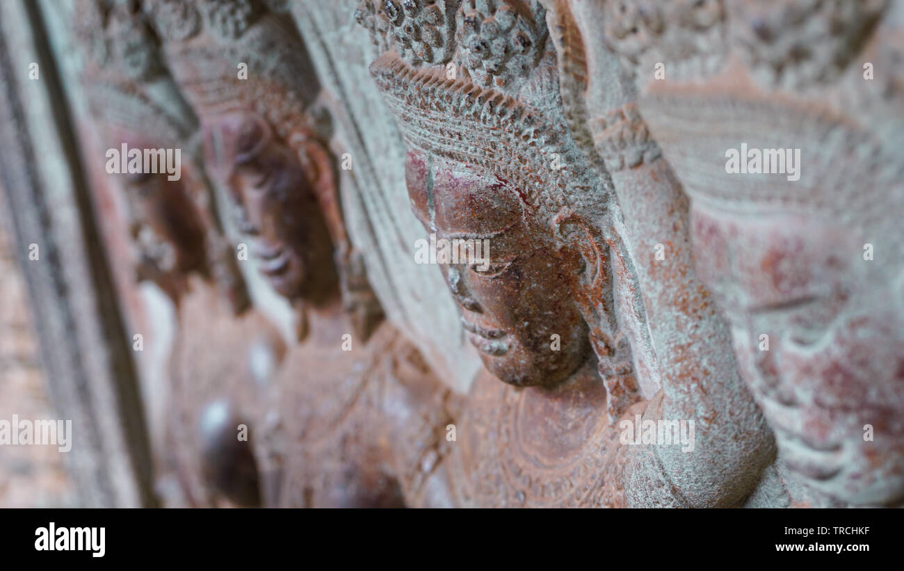 Nahaufnahme der Steinbildhauerei in einem der Tempel in Angkor Wat, die Hinduistische und Buddish Mythologie bezieht, und das Lager der Roten Khmer und Dravidian architectu Stockfoto