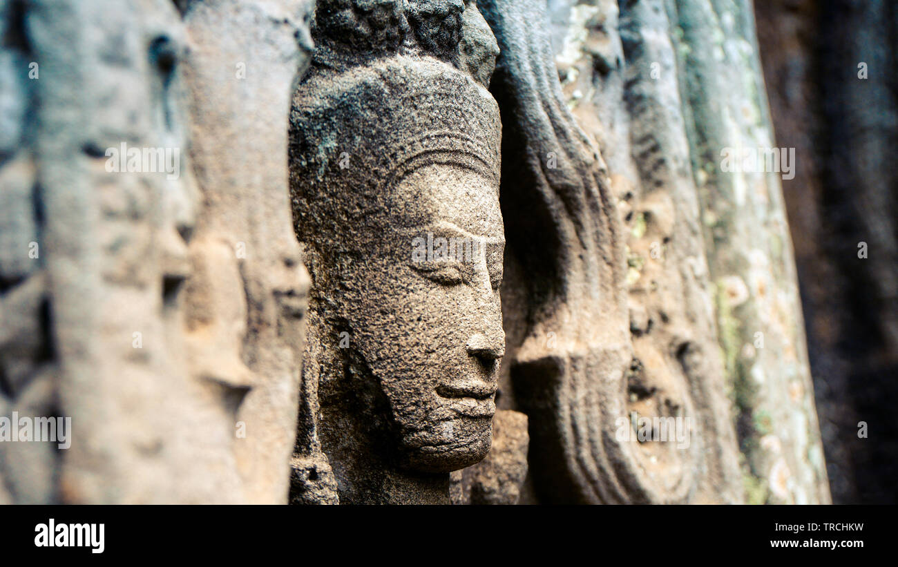 Nahaufnahme der Steinbildhauerei in einem der Tempel in Angkor Wat, die Hinduistische und Buddish Mythologie bezieht, und das Lager der Roten Khmer und Dravidian architectu Stockfoto