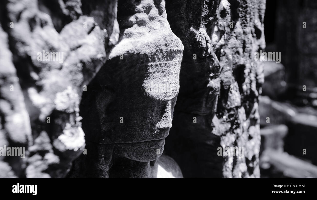 Close-up mit hohem Kontrast auf einer detaillierten Stein schnitzen an einer der Tempel in Angkor Wat, die Hinduistische und Buddish Mythologie und Bea bezieht Stockfoto