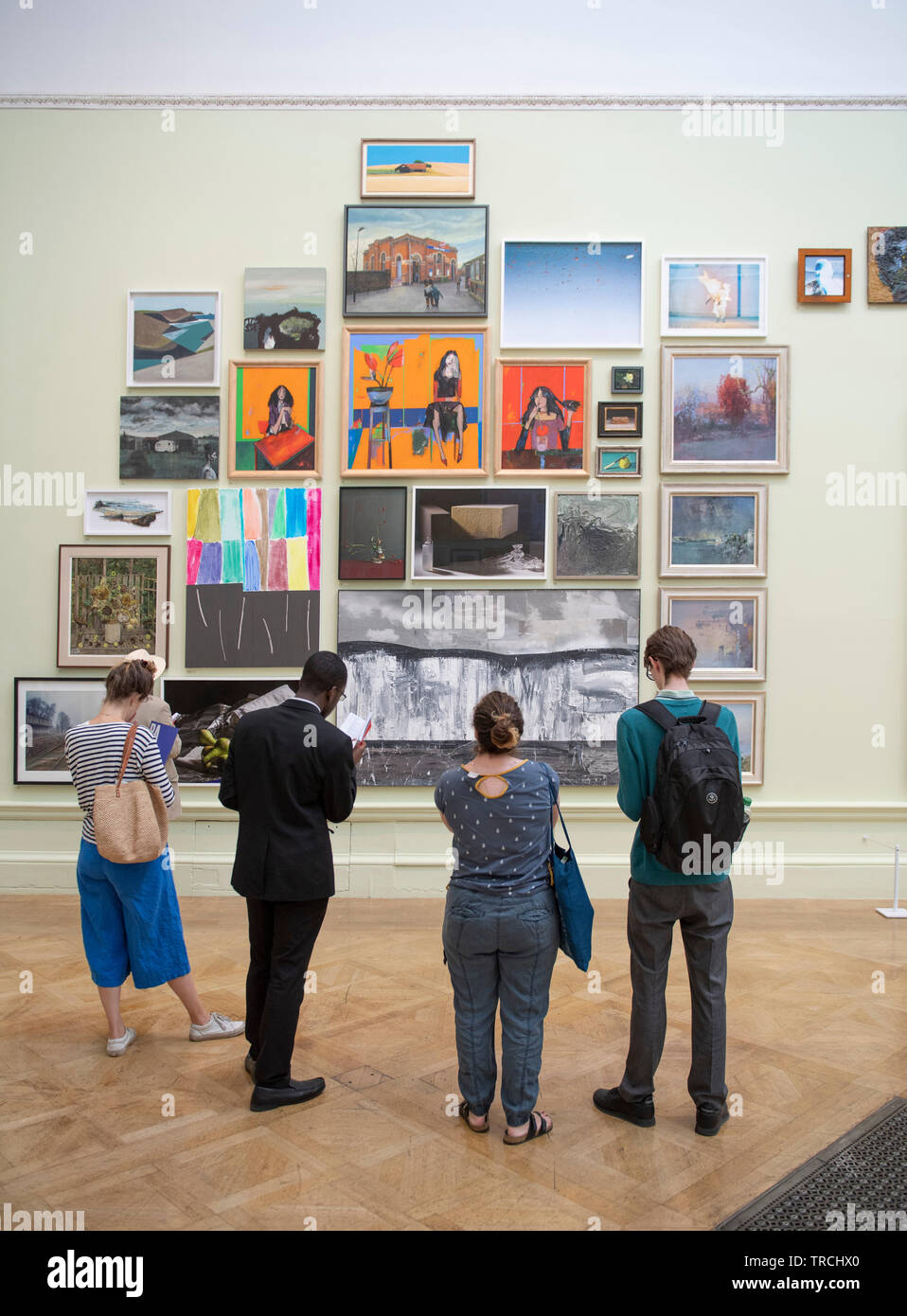 Royal Academy of Arts, London, UK. 3. Juni 2019. Der Sommer Ausstellung, die weltweit größte Open - Einreichung Ausstellung und öffnet sich zu drücken, bevor es öffentliche Eröffnung am 10. Juni, koordinierte in diesem Jahr durch britische Maler Jock McFadyen RA. Credit: Malcolm Park/Alamy Leben Nachrichten. Stockfoto