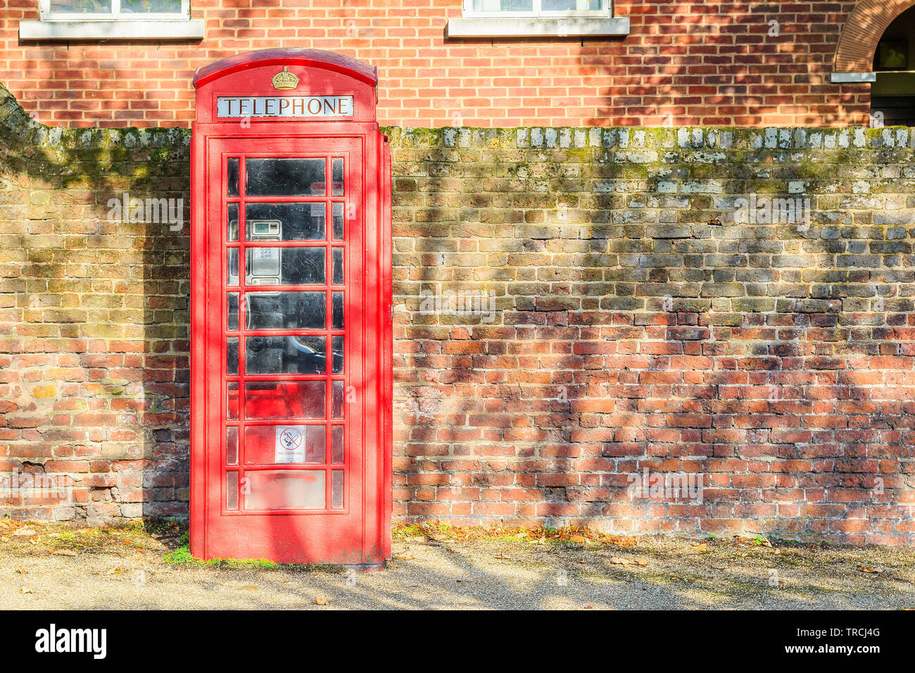 Traditionelle rote Telefonzelle auf der Straße von Hampstead Heath in London Stockfoto