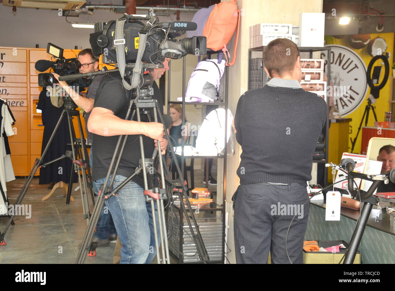 Juni 3rd, 2019. Amazon und Enterprise Nation hat heute eine neue Initiative zur Unterstützung kleiner Unternehmen in der High Street zu verkaufen. Sie planen, Geschäfte mit zehn 'Klicks und Mörtel" in Großbritannien als ein Jahr Pilotprojekt zu öffnen. Der erste Shop eröffnet heute auf der St Mary's Gate im Stadtzentrum von Manchester. Die Geschäfte sollen ausgewählte online Marken ihre High Street Präsenz wachsen. Fernsehteams Film die Eröffnung der neuen Shop in Manchester, UK. Stockfoto