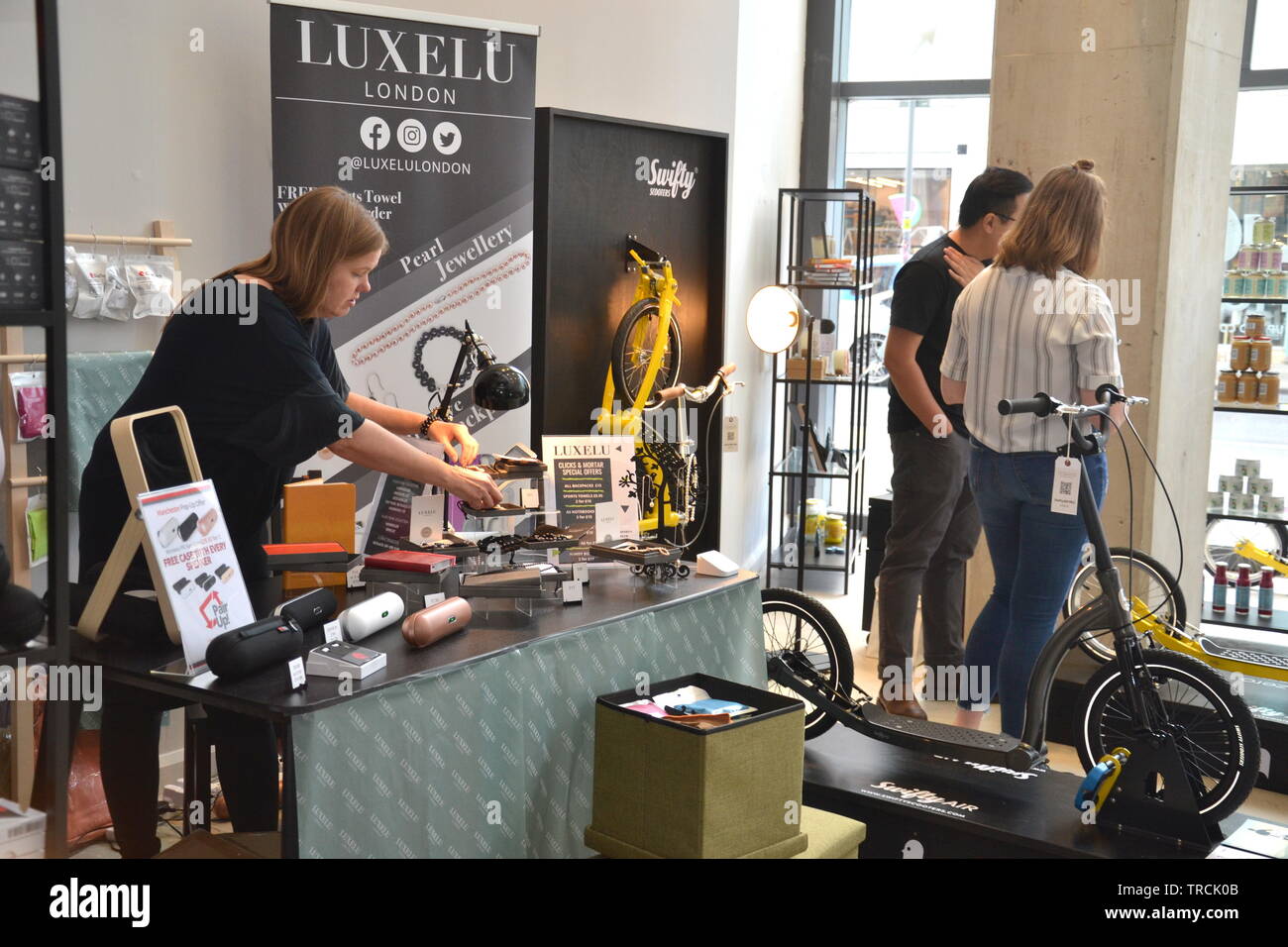 Juni 3rd, 2019. Amazon und Enterprise Nation hat heute eine neue Initiative zur Unterstützung kleiner Unternehmen in der High Street zu verkaufen. Sie planen, Geschäfte mit zehn 'Klicks und Mörtel" in Großbritannien als ein Jahr Pilotprojekt zu öffnen. Der erste Shop eröffnet heute auf der St Mary's Gate im Stadtzentrum von Manchester. Die Geschäfte sollen ausgewählte online Marken ihre High Street Präsenz wachsen. Der neue Shop in Manchester enthält eine Vielzahl von Geschäften, welche Waren online verkaufen auf der Amazon-Webseite. Stockfoto