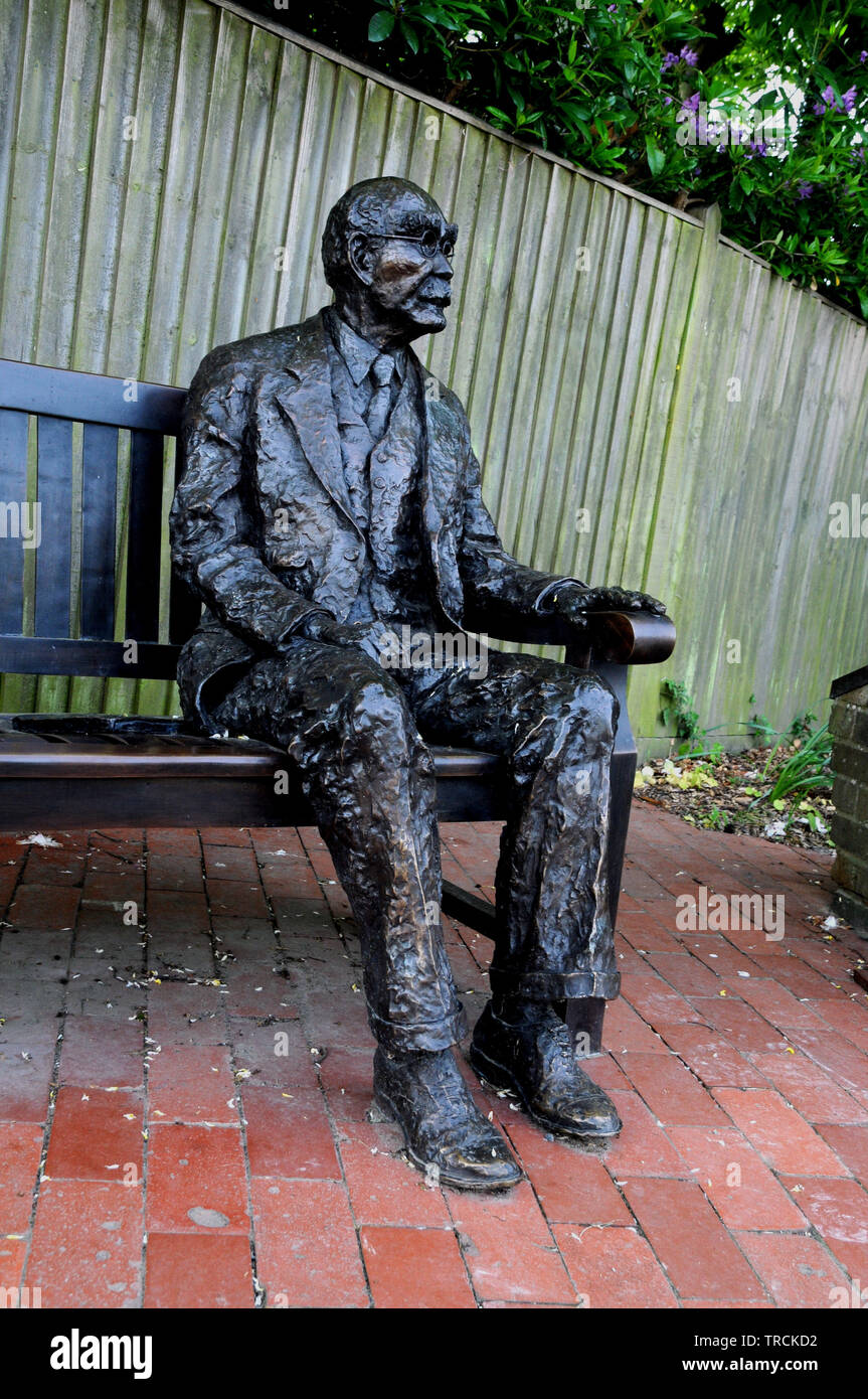 Eine Bronzestatue von Rudyard Kipling sitzt in der Hauptstraße des East Sussex Dorf Burwash. Kipling in der Gemeinde für 34 Jahre gelebt. Stockfoto