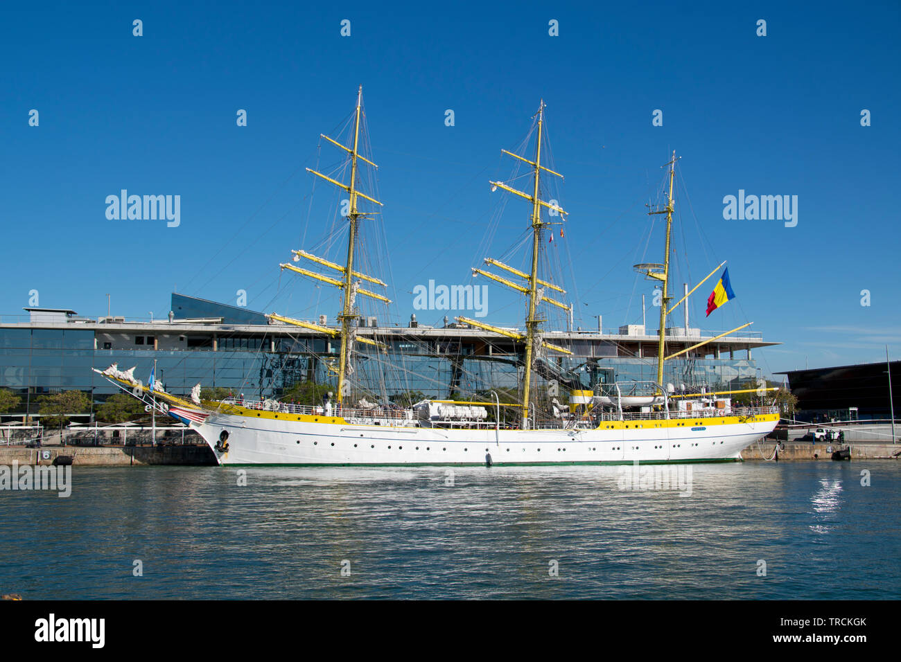 Mircea Tall Ship im Maremagnum Dock in Barcelona günstig. Stockfoto