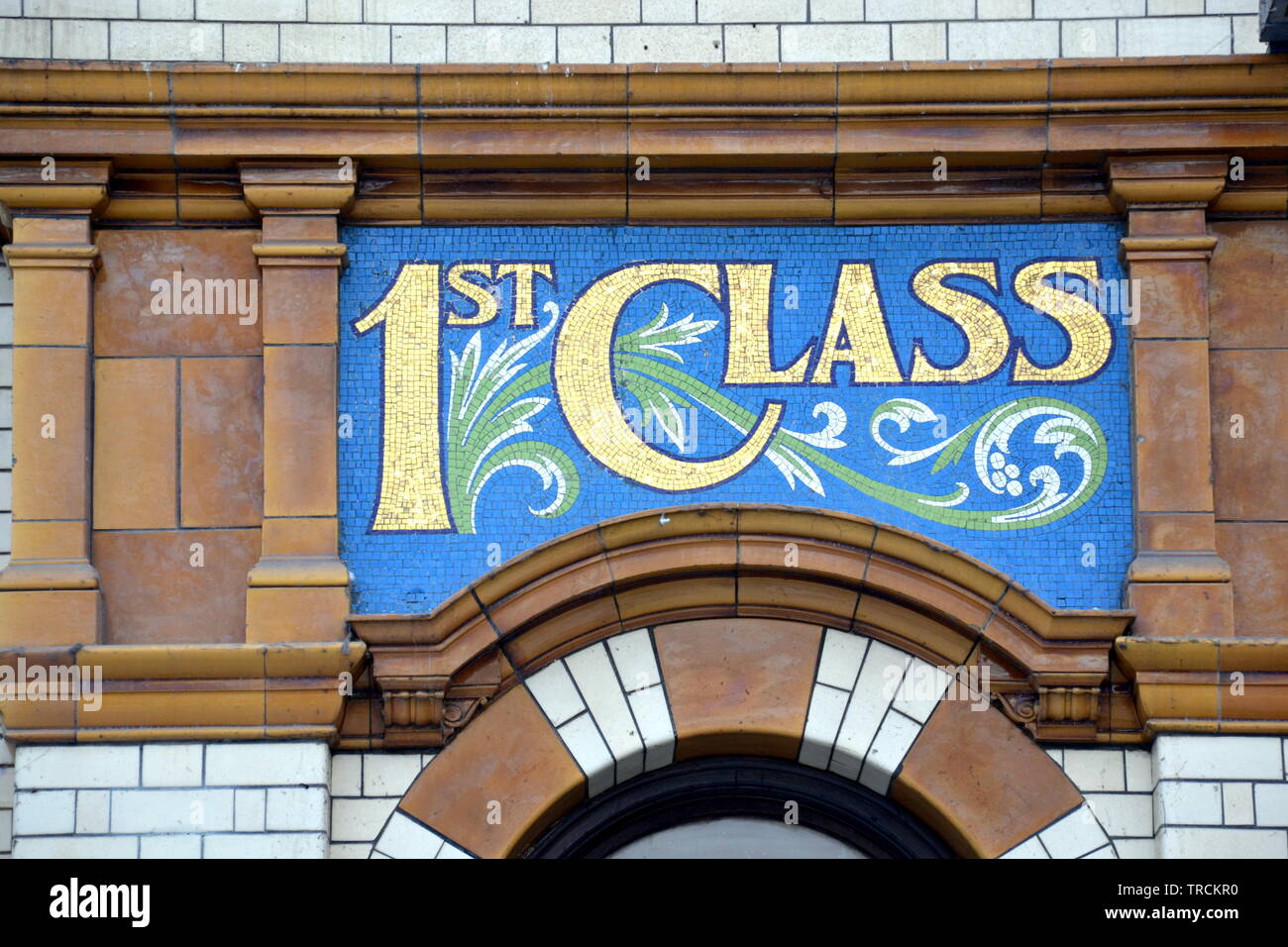 Altes „First Class“-Schild am Bahnhof Victoria, Manchester, Großbritannien. Stockfoto