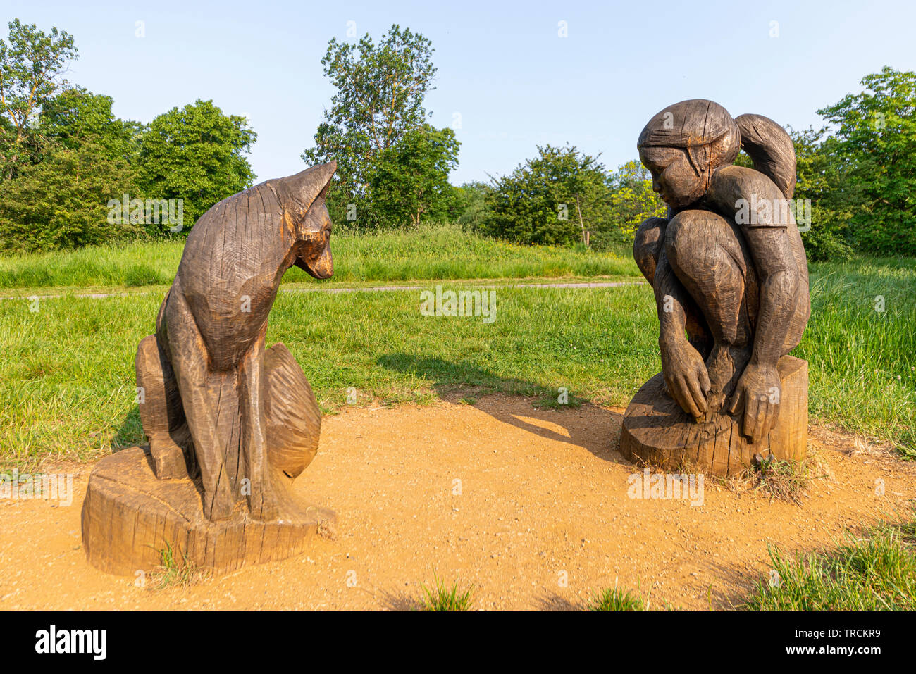 Der Fuchs und das Mädchen, Holzschnitzereien im Regent's Park, London, UK. Eiche geschnitzten statue Zahlen im Jahr 2010 installiert. Von Tom "Carver" Harvey von amtsleitung Gestaltete Stockfoto