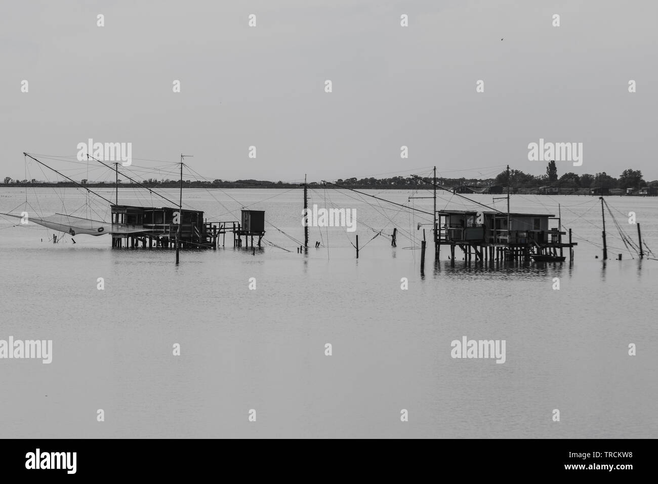 Angeln Häuser auf dem Fluss, Delta del Po, Comacchio, Emilia-Romagna, Italien. Juni 2019 Stockfoto