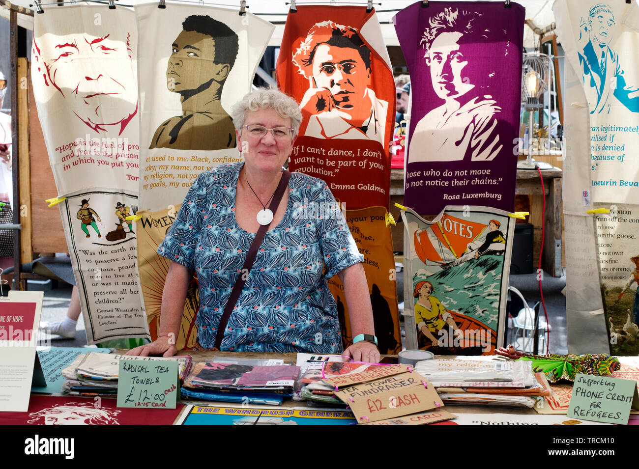 London, Hackney. Netil Markt. Verkauf teatowels mit Bildern der radikalen historischen Figuren, zugunsten der Handy Kredit für Flüchtlinge. Stockfoto