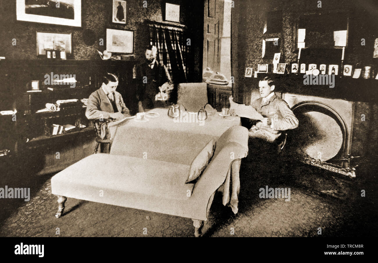 Ein Foto von der Schriftsteller John Galsworthy als Student in seinem Studium an der Universität Oxford zimmer Form in horse racing Zeitungen sitzen Stockfoto