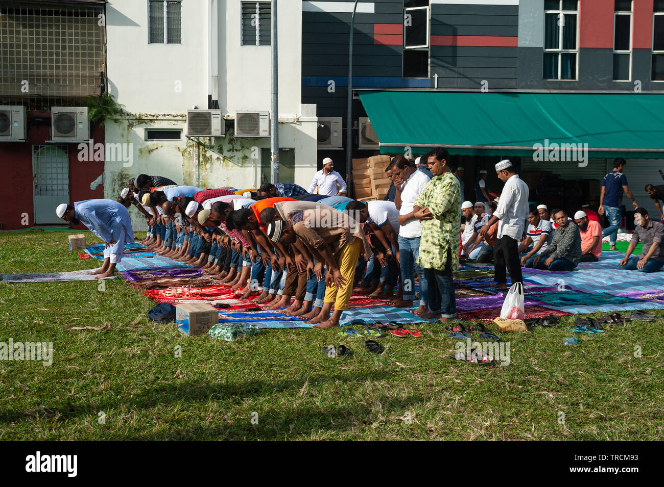 02.06.2019, Singapur, Republik Singapur, Asien-muslimische Männer beten, während des Ramadan auf einem Patch von Gras in Little India. Stockfoto