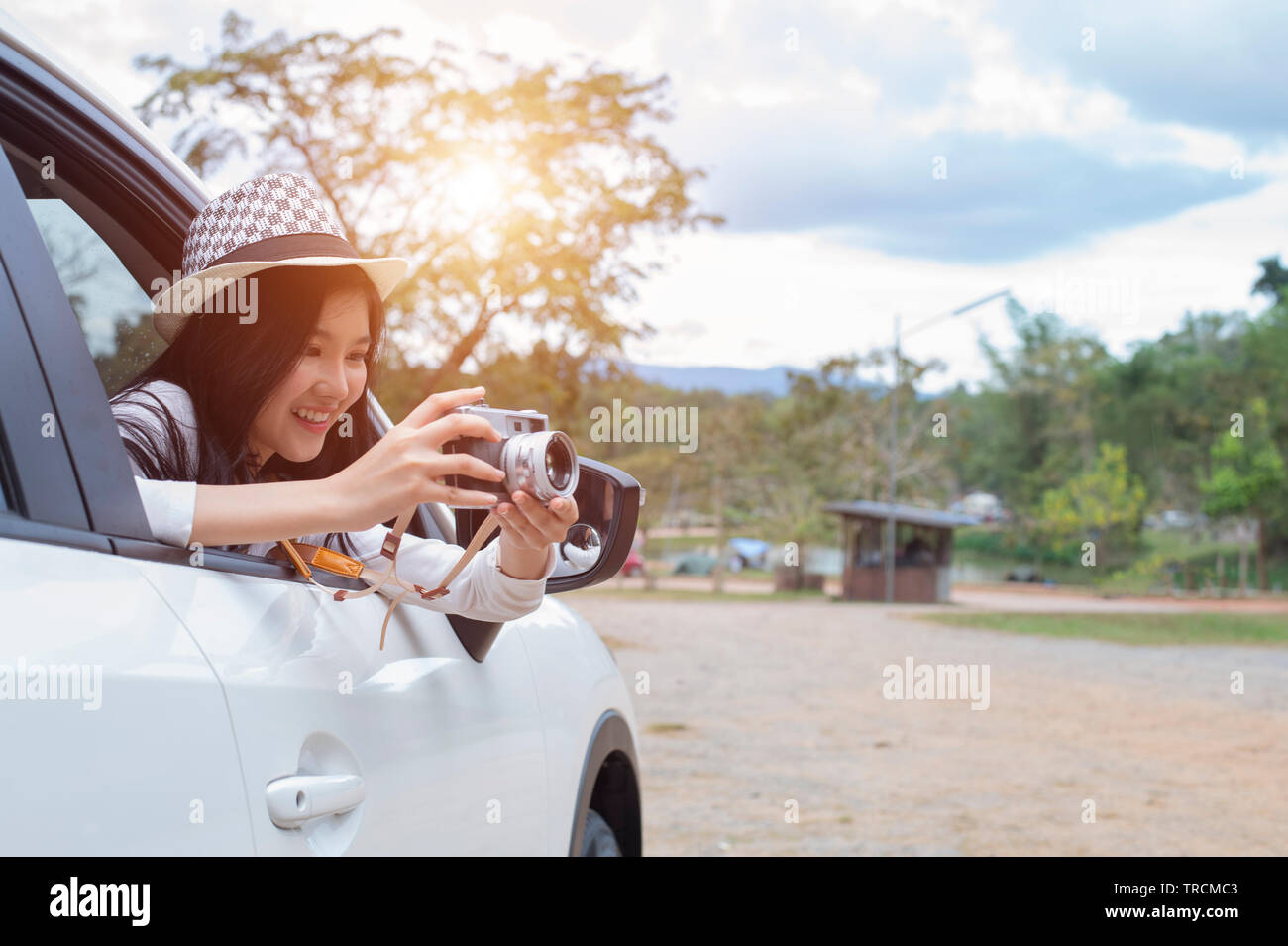 Junge reisende Frauen sitzen im Auto und genießen Sie das Abenteuer, Frau Hipster mit Kamera - Bild Stockfoto