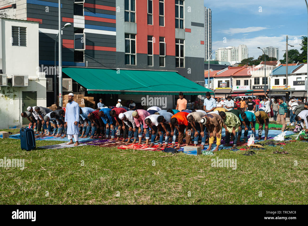 02.06.2019, Singapur, Republik Singapur, Asien-muslimische Männer beten, während des Ramadan auf einem Patch von Gras in Little India. Stockfoto