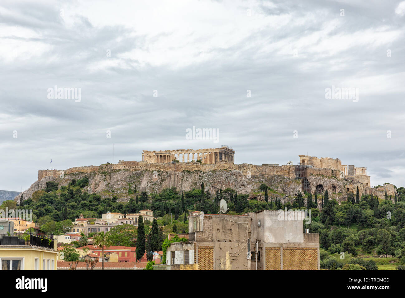 Athen, Griechenland - Mai 2019: Aussicht auf den Parthenon und die Akropolis an einem bewölkten Tag von der Innenstadt von Athen. Stockfoto