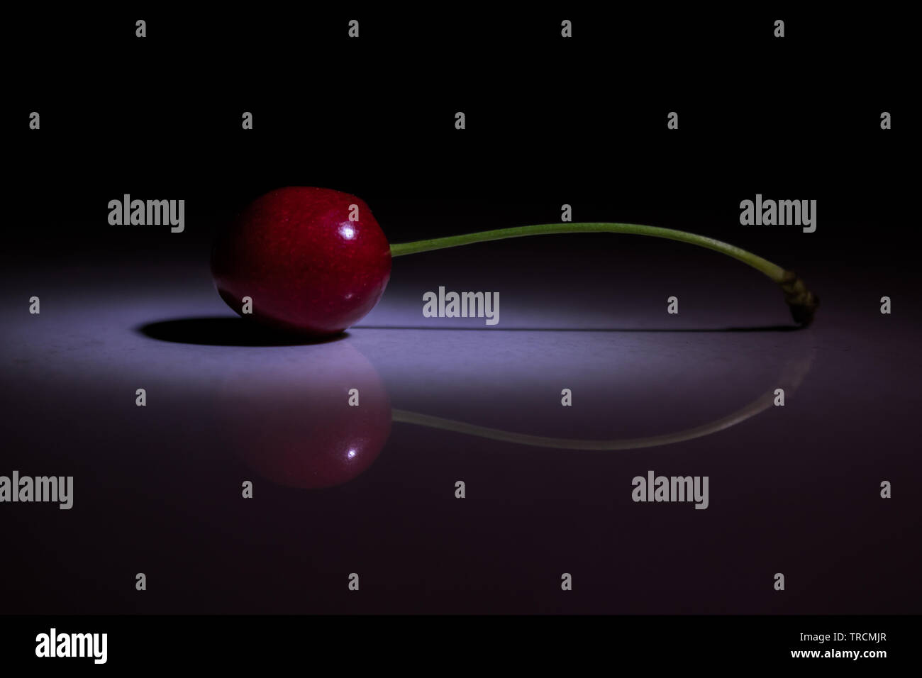 Köstliche rote Kirsche AUF DER SPIEGELNDEN BODEN Stockfoto