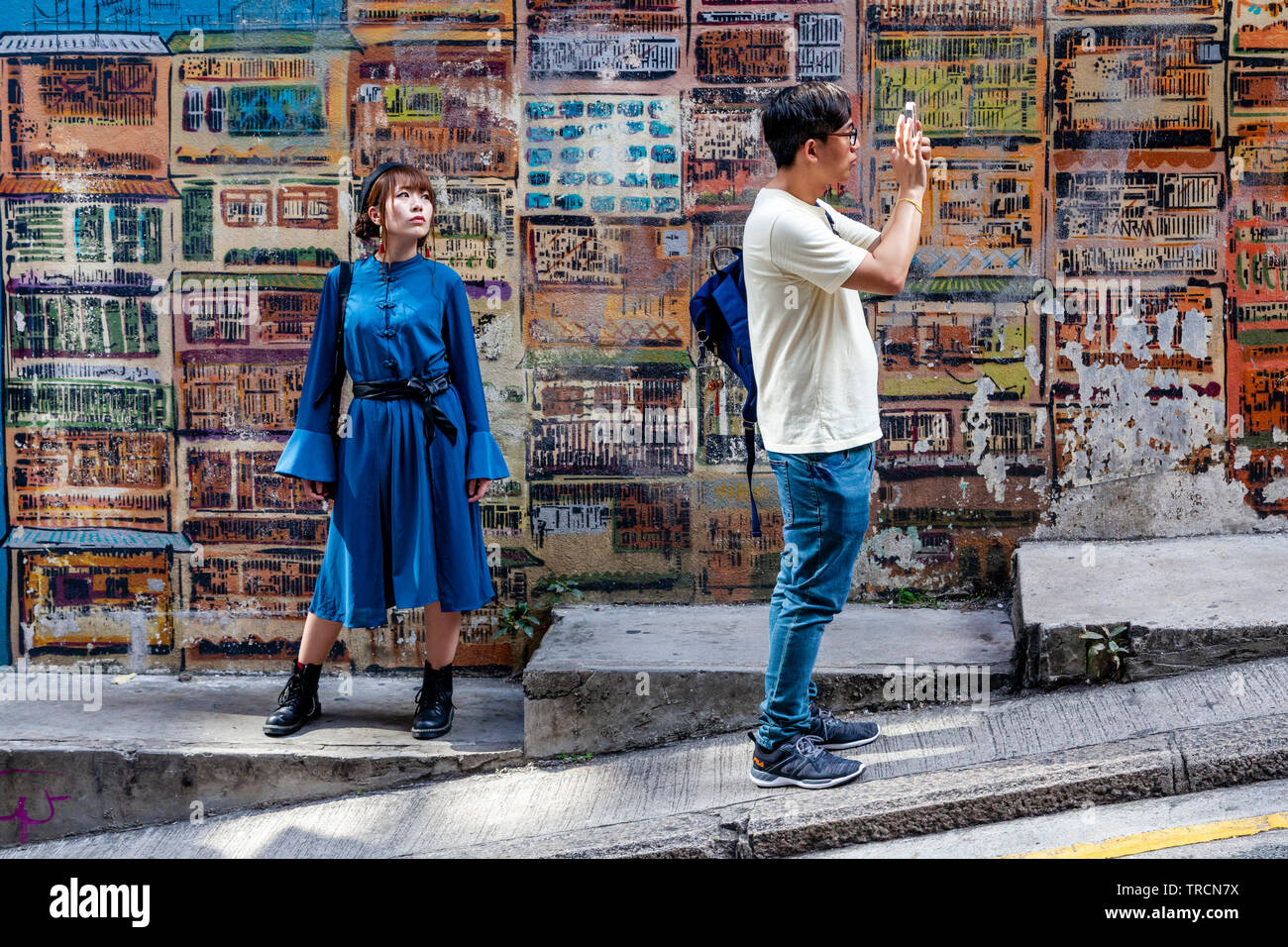 Menschen posieren für Fotos in eine bunte Straße in Hong Kong, Hong Kong, China Stockfoto