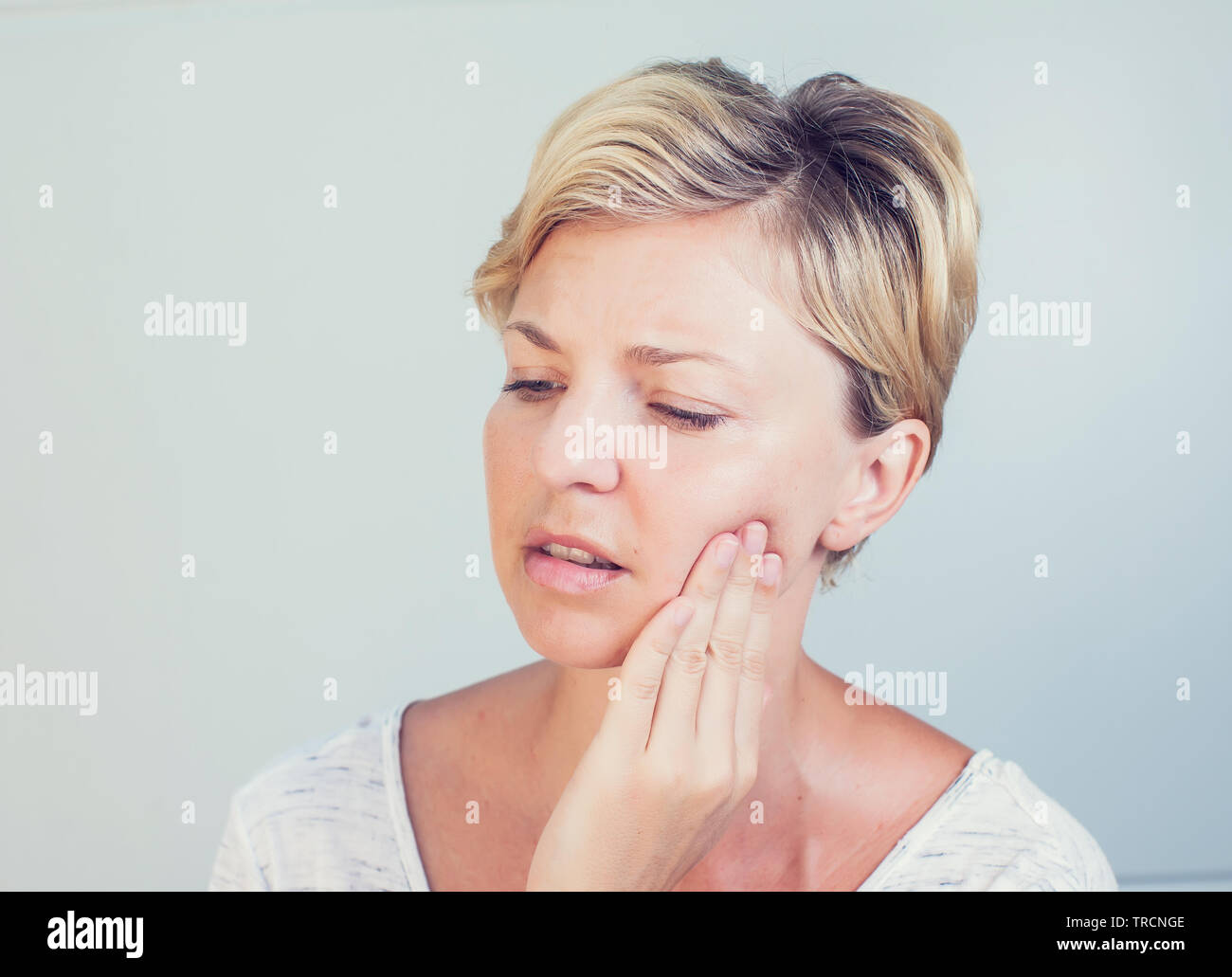 Closeup Porträt der jungen Frau achy Mädchen leiden unter schrecklichen Zahnschmerzen Stockfoto