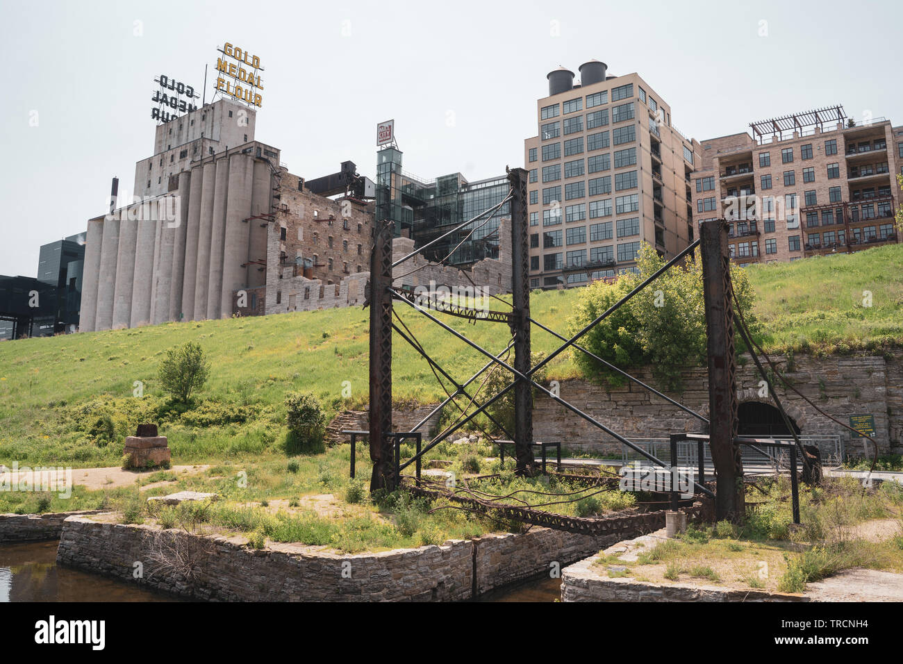 Minneapolis, MN - Juni 2, 2019: Mill Ruinen Park in der St. Anthony Falls historischen Viertel in der Innenstadt von Minneapolis Stockfoto