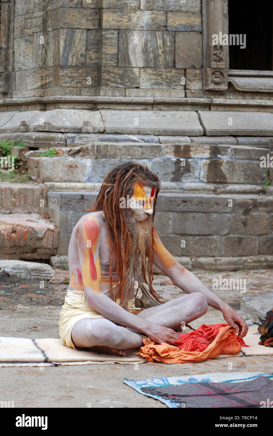 Sadhu in Pashupatinath Tempel, Kathmandu. Ein sadhu ist eine religiöse Asketen, bettelmönch oder eine heilige Person im Hinduismus, die das weltliche Leben aufgegeben hat, Stockfoto