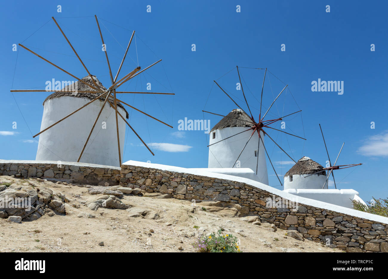 Iconic Mykonos Windmühlen in Griechenland vor blauem Himmel. Stockfoto