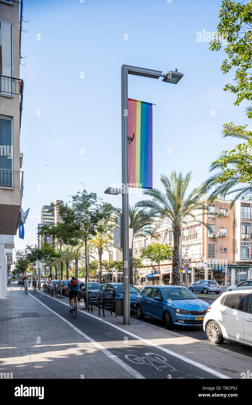 Israel, Tel Aviv-Yafo - 01. Juni 2019: LGBT pride Flag auf Shlomo Ibn Gabirol Street im Zentrum von Tel Aviv Stockfoto