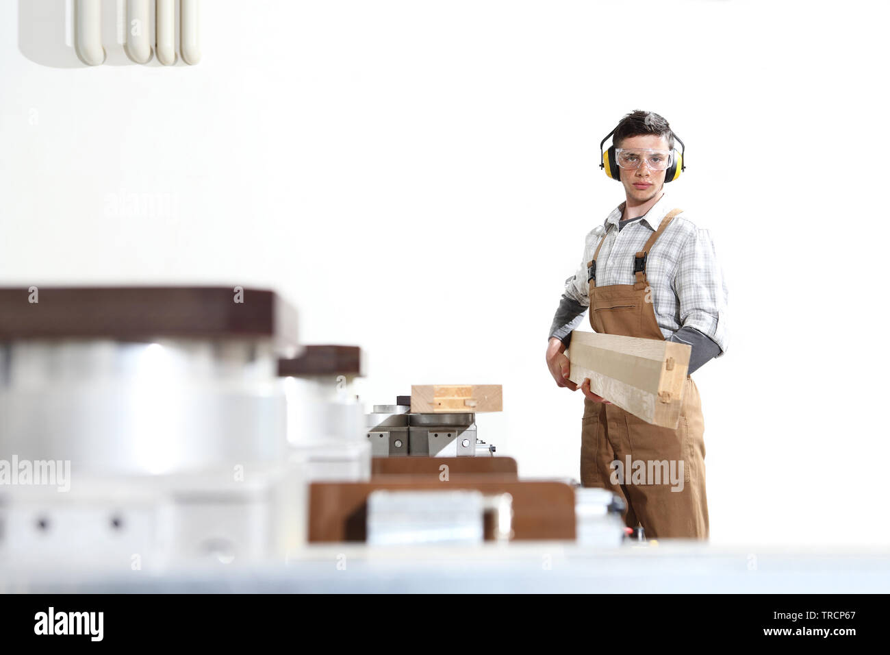 Tischler arbeitet man mit Holzplanken in der Tischlerei, mit Computer Numerical Control Center, CNC-Maschine, auf weißem Hintergrund Stockfoto