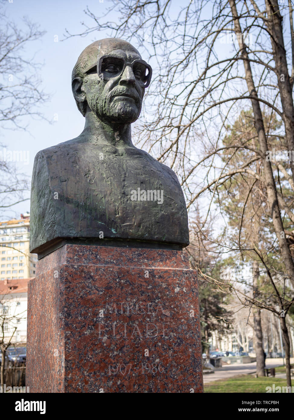 CHISINAU, REPUBLIK MOLDAU - 21. MÄRZ 2019: Mircea Eliade Büste von Vasile Golea in der Gasse der Klassiker Stockfoto