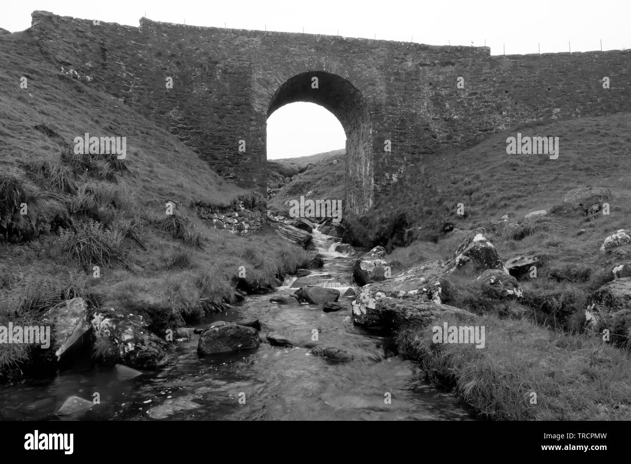 Steinbrücke über die Mountain Stream Stockfoto