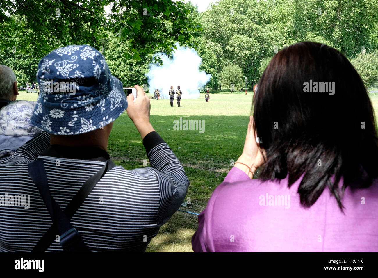 03.06.2019. London, Touristen nehmen Fotos als Donald Trump von böllerschüssen im Green Park begrüßt wird. Credit: Yanice Idir Stockfoto