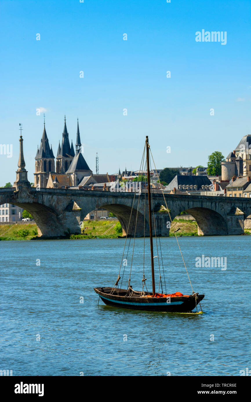 Blick auf die Loire mit ihren traditionellen Boote, Château de Blois, Loir-et-Cher Abteilung, Center-Val de Loire, Frankreich, Europa Stockfoto