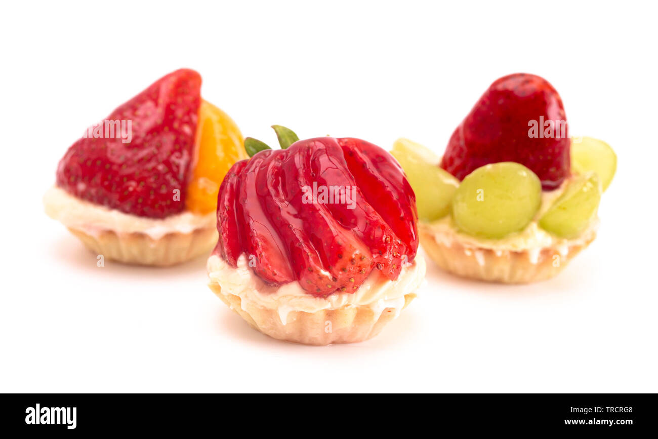 Drei Mini Obstkuchen isoliert auf weißem Hintergrund Stockfoto