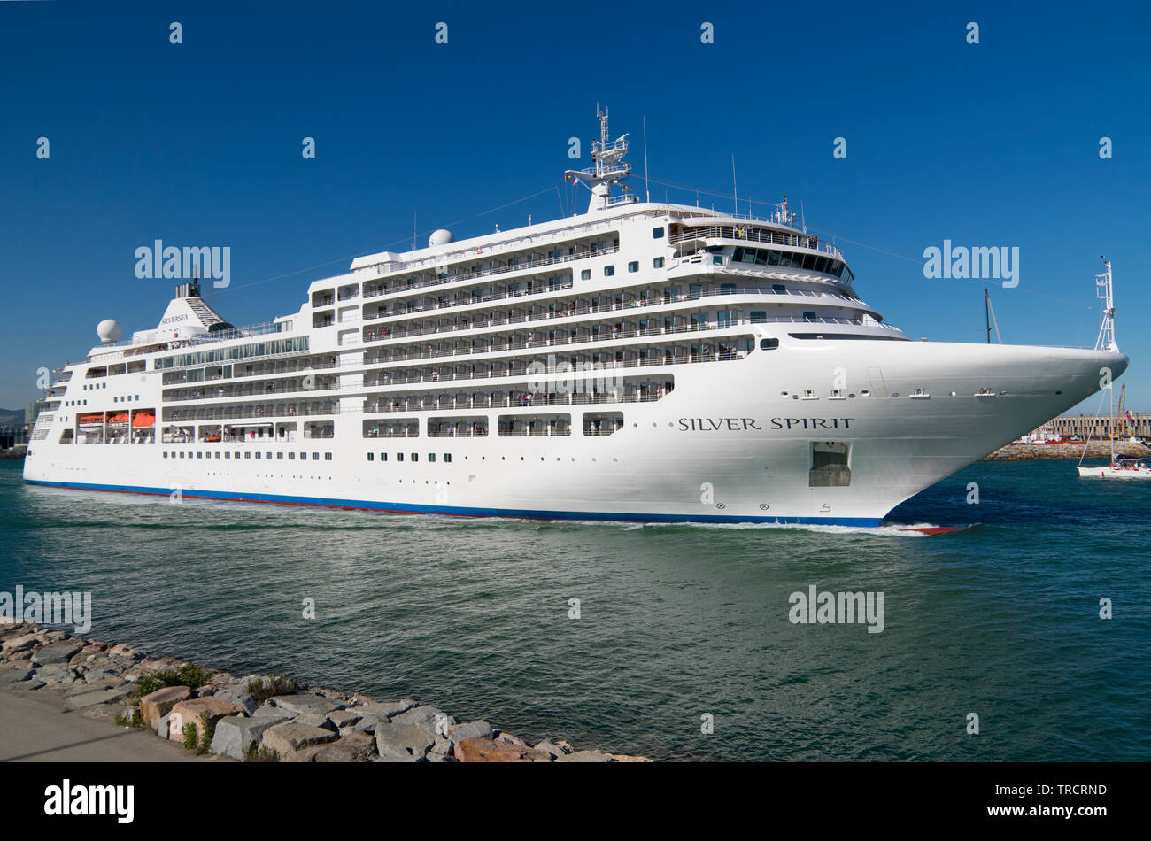 Silver Spirit Kreuzfahrtschiff der Silversea Cruises verlässt den Hafen von Barcelona. Stockfoto