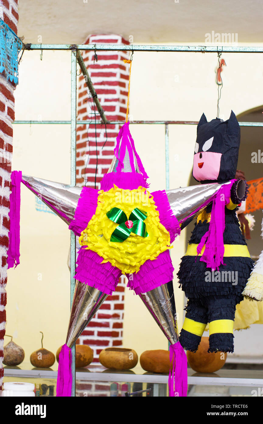 San Cristóbal de las Casas, Mexiko - November 21, 2018: Bunte traditionelle mexikanische Pinata, aus papiermache Stockfoto