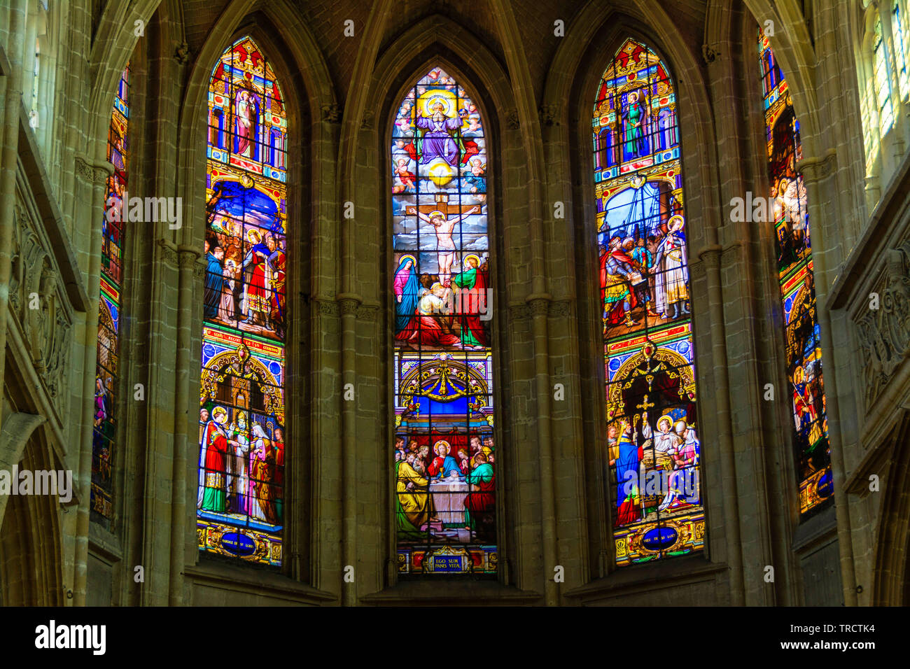 Glasfenster der Kathedrale Saint-Louis in Blois. Loire und Cher. Frankreich. Stockfoto