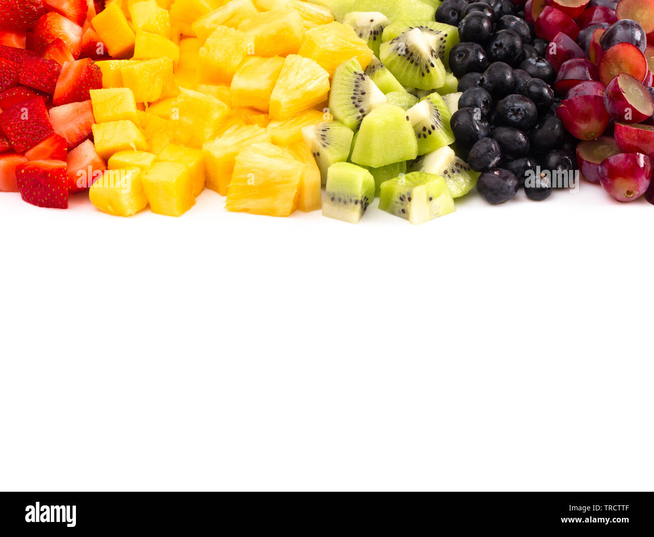 Linien der Regenbogenfarbenen Obst isoliert auf weißem Hintergrund Stockfoto