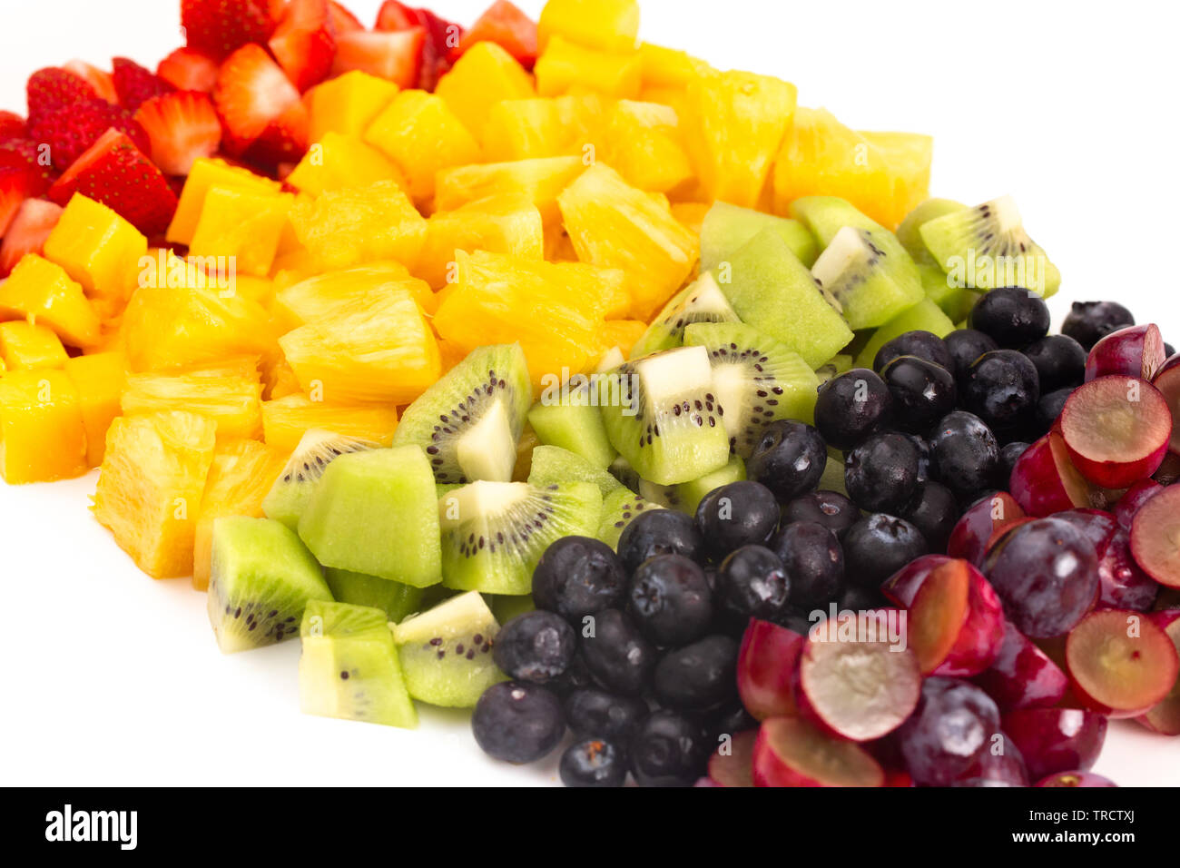 Linien der Regenbogenfarbenen Obst isoliert auf weißem Hintergrund Stockfoto