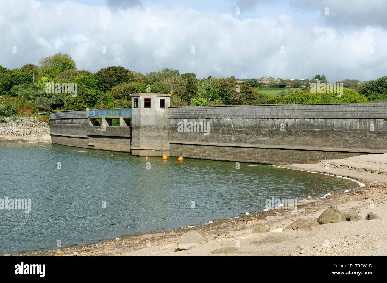 Niedriger Wasserstand in Reservior, argal See, Cornwall, England, Großbritannien. Stockfoto