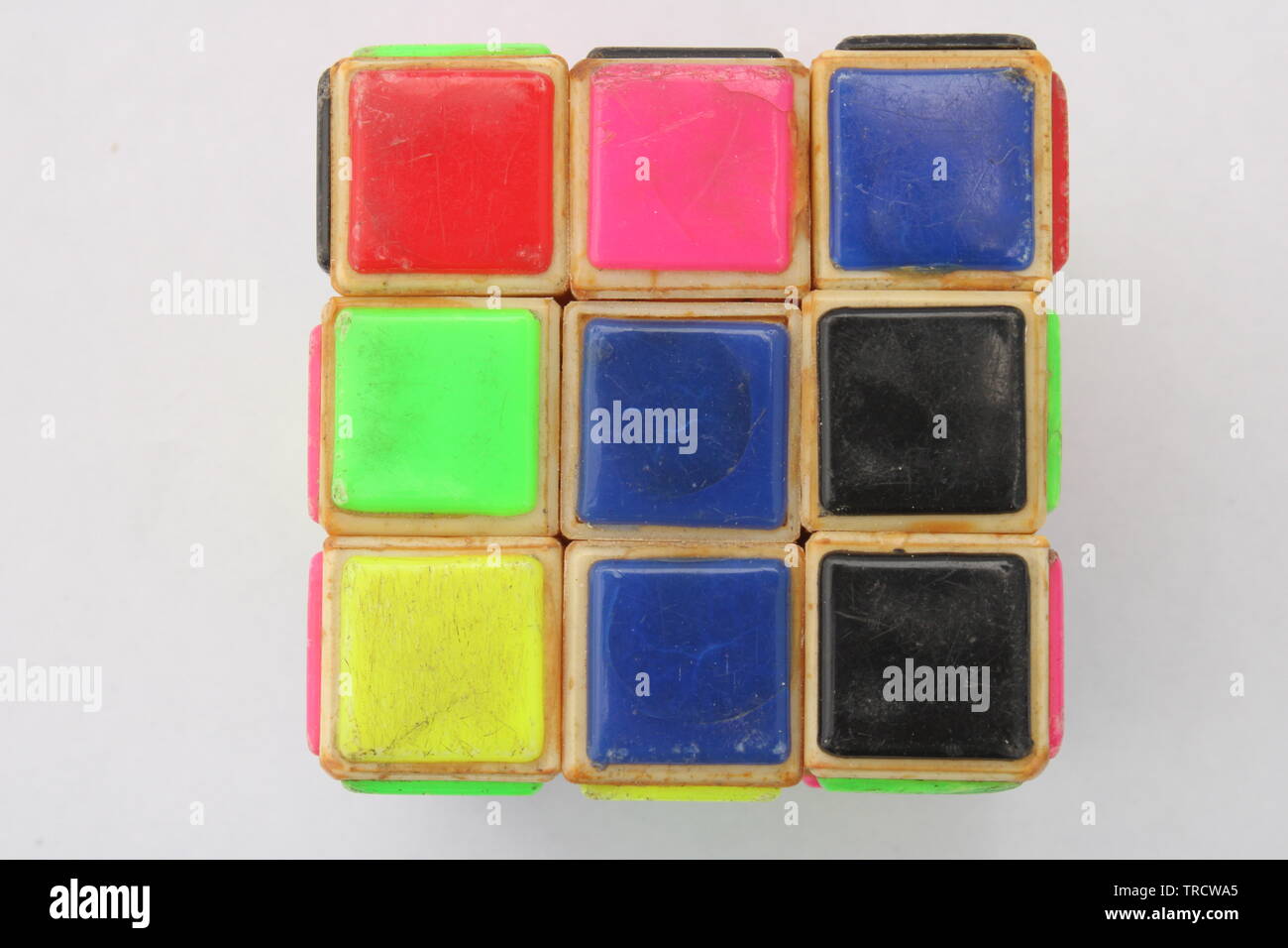 Alte Rubik's Cube isoliert auf weißem Hintergrund Stockfoto
