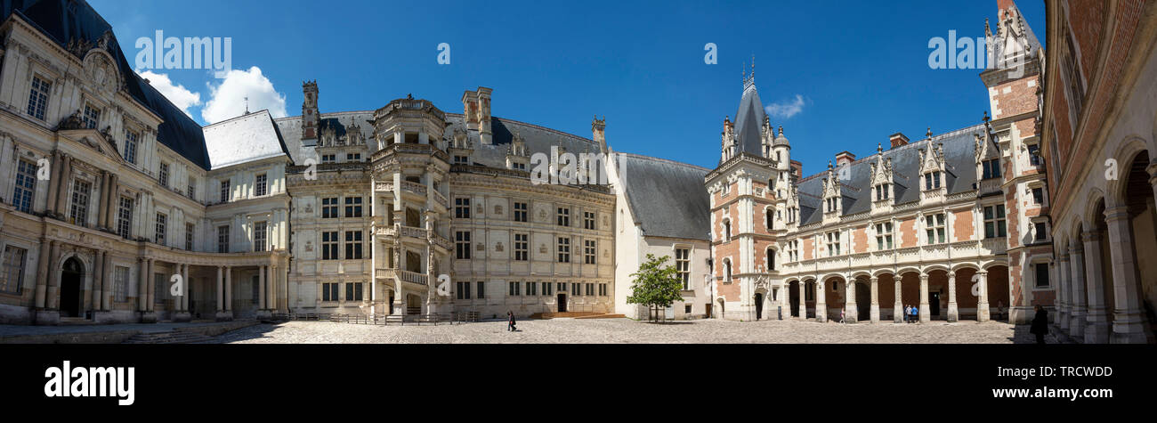 Panoramablick auf die drei Flügel des Schloss Blois, Blois, Loir-et-Cher Abteilung, Center-Val de Loire, Frankreich, Europa Stockfoto