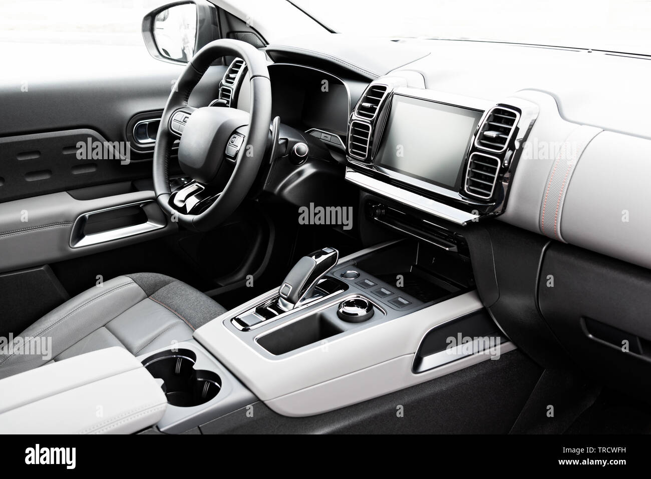 Auto Armaturenbrett moderne Automobil Steuern beleuchtete Panel  Geschwindigkeitsanzeige Stockfotografie - Alamy